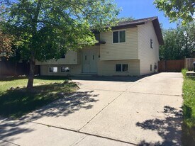 15 Falmead Rd NE in Calgary, AB - Building Photo