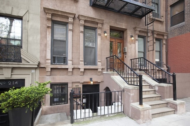 212 E 70th St in New York, NY - Foto de edificio - Building Photo