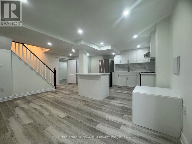 136 Atkins Cir in Brampton, ON - Building Photo - Building Photo