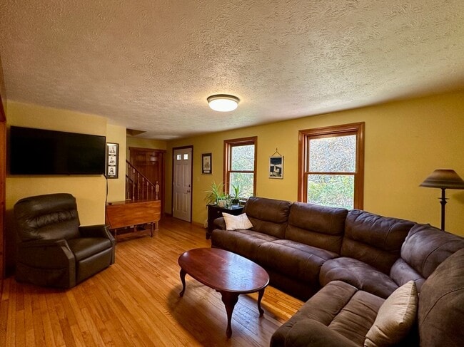 469 Barbers Pond Rd in South Kingstown, RI - Building Photo - Building Photo