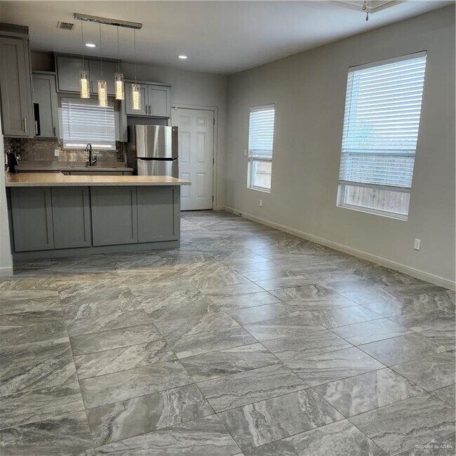 9 N Clarence Ave in Edinburg, TX - Building Photo - Building Photo