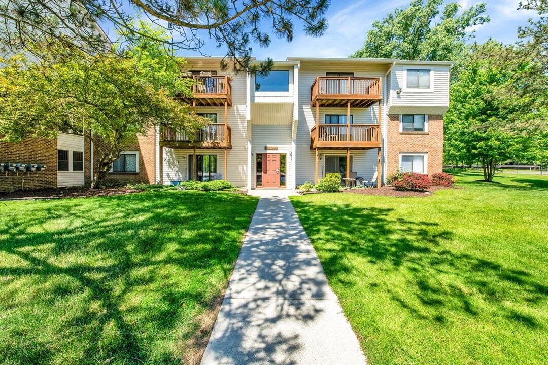 30028 W 12 Mile Rd in Farmington Hills, MI - Building Photo