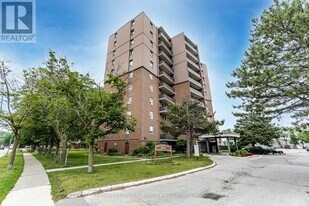 3065-3065 Queen Frederica Dr in Mississauga, ON - Building Photo