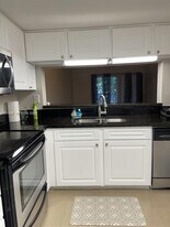 526 SW 113th Way in Pembroke Pines, FL - Building Photo
