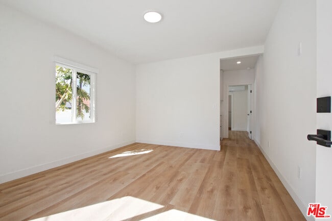 2539 Cloverdale Ave in Los Angeles, CA - Building Photo - Building Photo