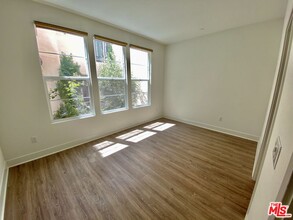 10732 Bloomfield St in Los Angeles, CA - Building Photo - Building Photo