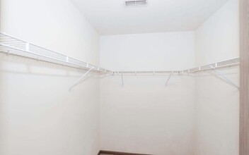 437 Village Creek Dr in Lake In The Hills, IL - Building Photo - Building Photo