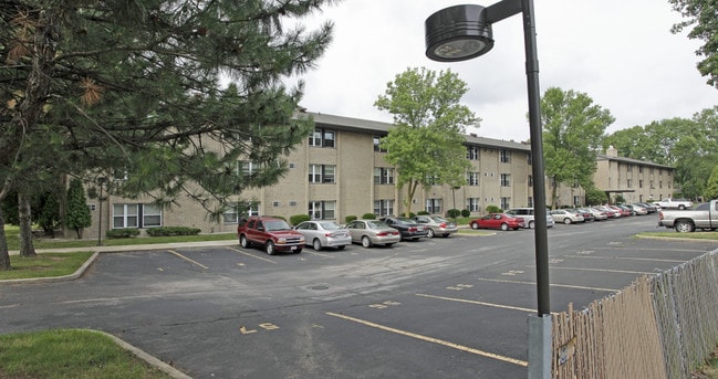 Badger Terrace Apartments in Green Bay, WI - Foto de edificio - Building Photo