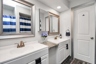 15711 Creekhaven Dr in Houston, TX - Building Photo - Building Photo