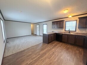 10694 State Rte 762 in Lockbourne, OH - Foto de edificio - Building Photo