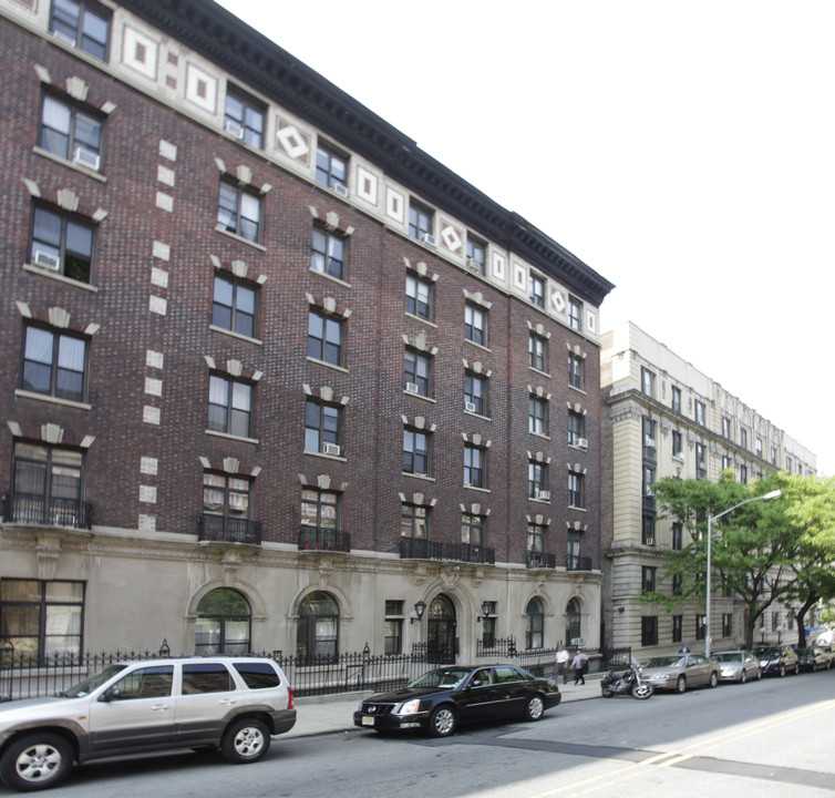 191 Claremont Ave in New York, NY - Building Photo