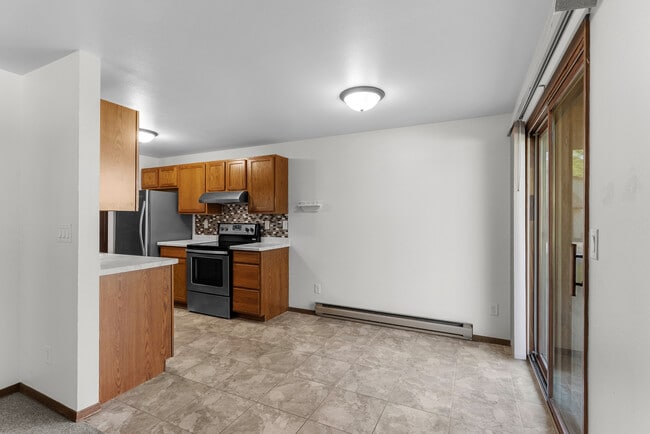 910 E Cedar Ave, Unit Ground Level in Manitowoc, WI - Building Photo - Building Photo