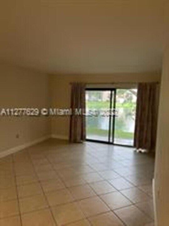 320 Palm Cir E in Pembroke Pines, FL - Building Photo