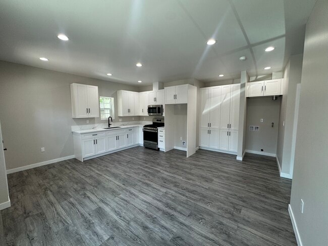 10748 De Haven Ave, Unit De Haven in Pacoima, CA - Foto de edificio - Building Photo
