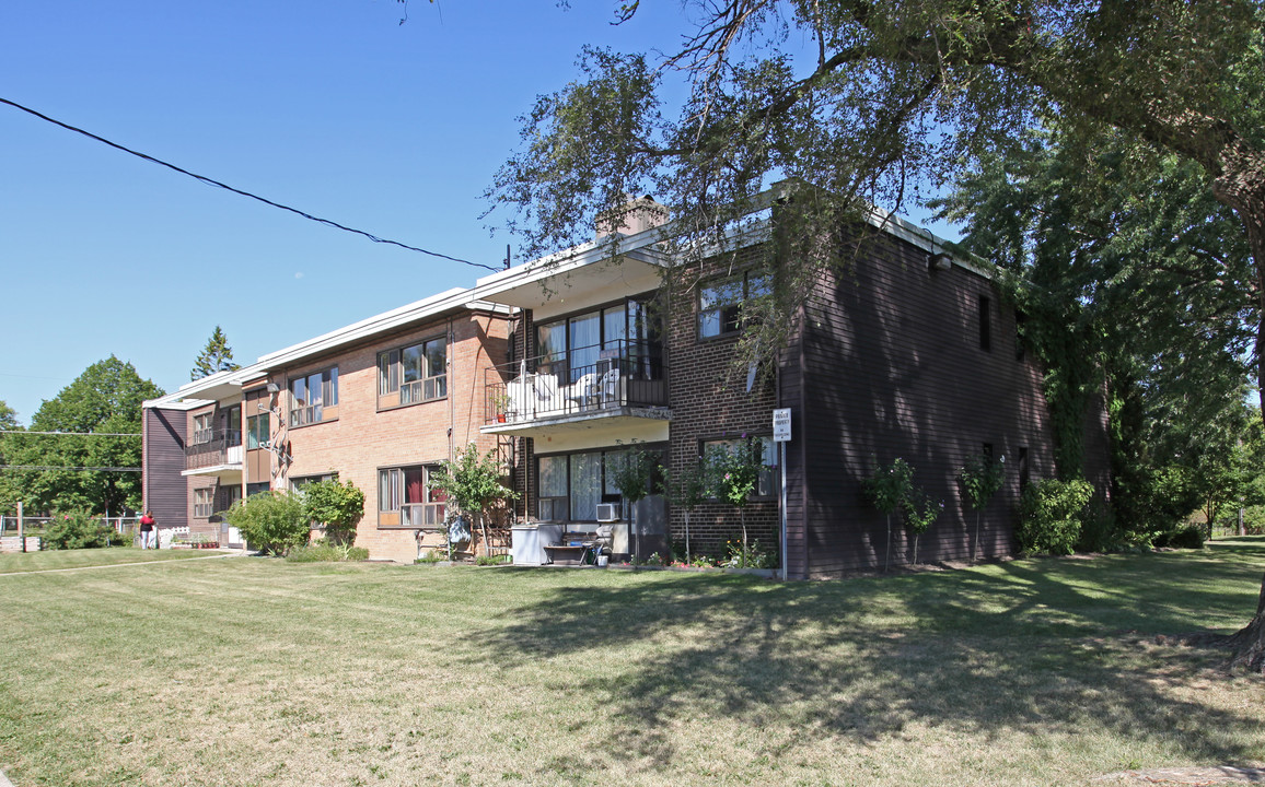 20 Flemington Rd in Toronto, ON - Building Photo