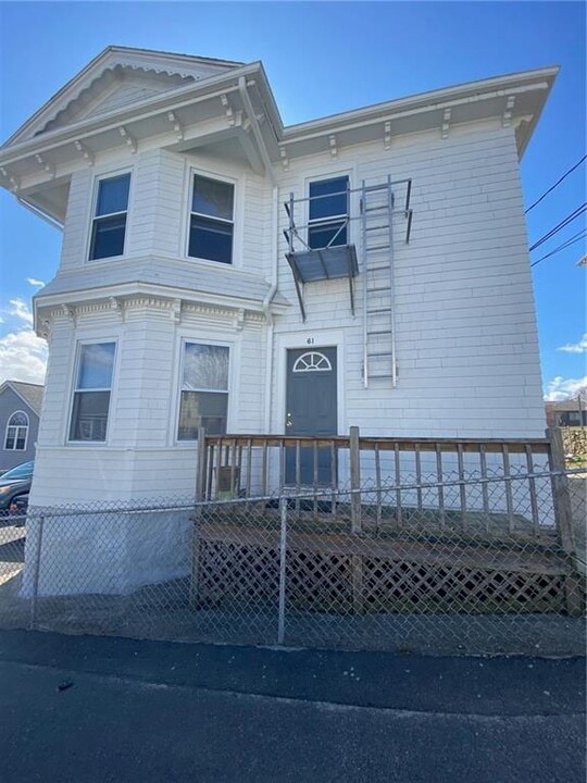 61 Walnut St in Tiverton, RI - Building Photo