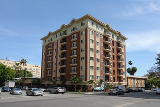 Residential Condominiums in Los Angeles, CA - Foto de edificio - Building Photo