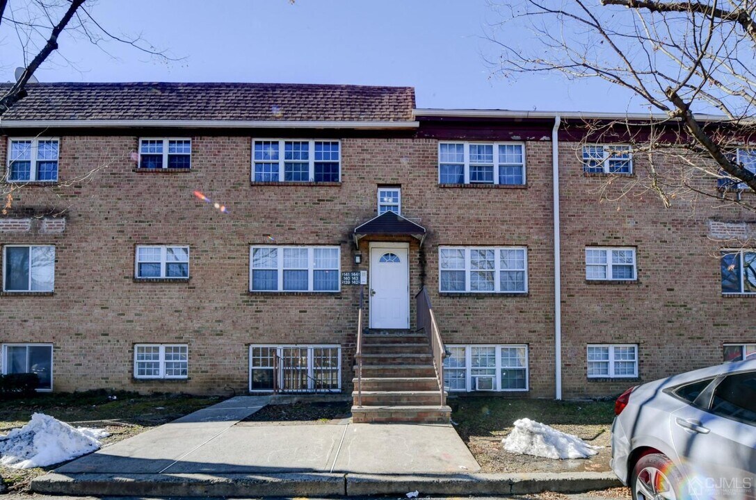 143 College Dr in Edison, NJ - Building Photo