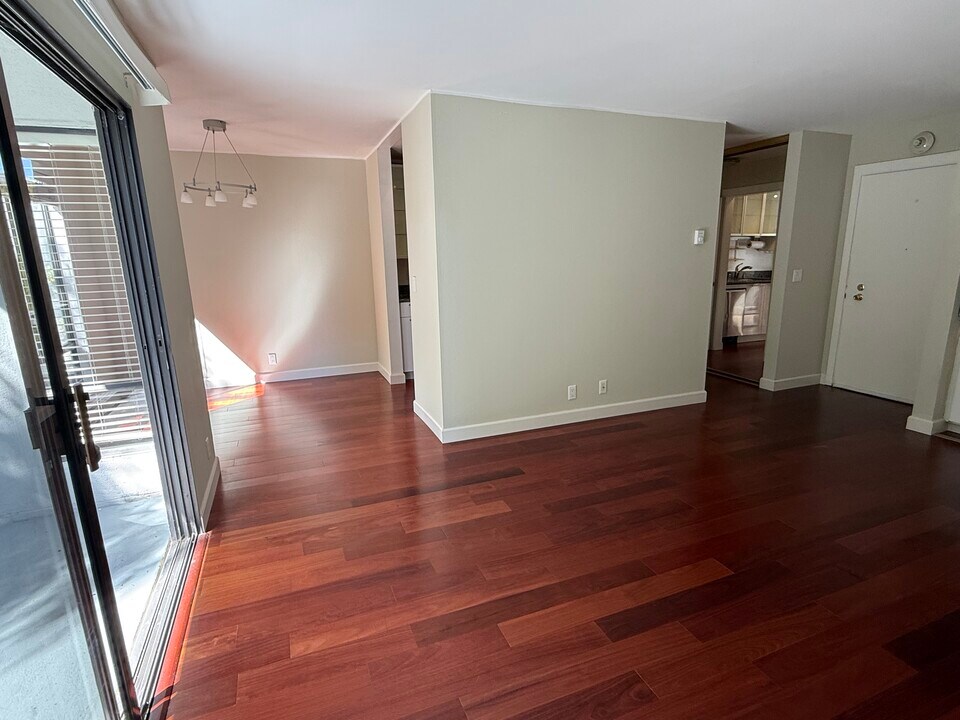 4 Admiral Dr, Unit B332 in Emeryville, CA - Building Photo