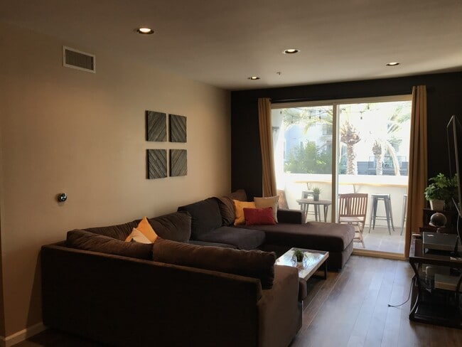 1801 E Katella Ave, Unit Stadium Lofts Rental in Anaheim, CA - Foto de edificio - Building Photo