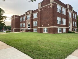Lincoln Park in Newton, KS - Building Photo