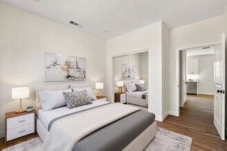 3043 S Bronson Ave in Los Angeles, CA - Foto de edificio - Building Photo