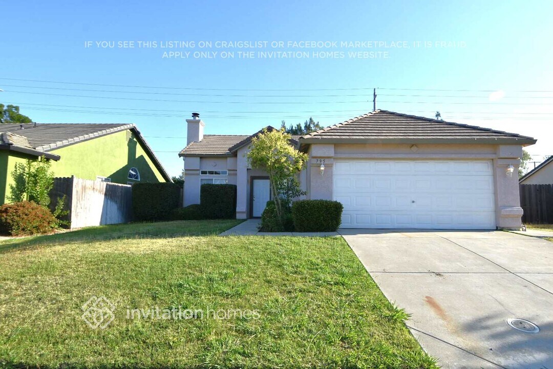 795 Foxtrotter Way in Galt, CA - Building Photo