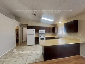 10322 W Calle Del Oro in Phoenix, AZ - Foto de edificio - Building Photo