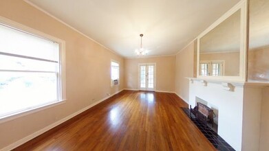 320 E Lullwood in San Antonio, TX - Building Photo - Building Photo