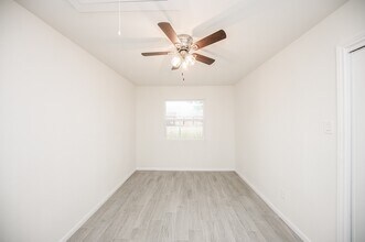 5040 Mallow St in Houston, TX - Building Photo - Building Photo