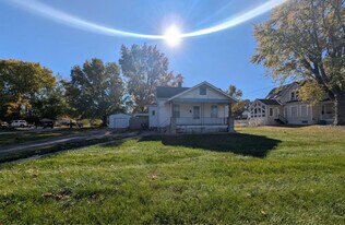 828 W Pearl St in Staunton, IL - Building Photo