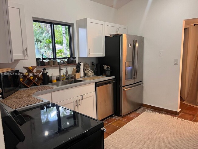 596 NE 199th Terrace in Miami, FL - Building Photo - Building Photo