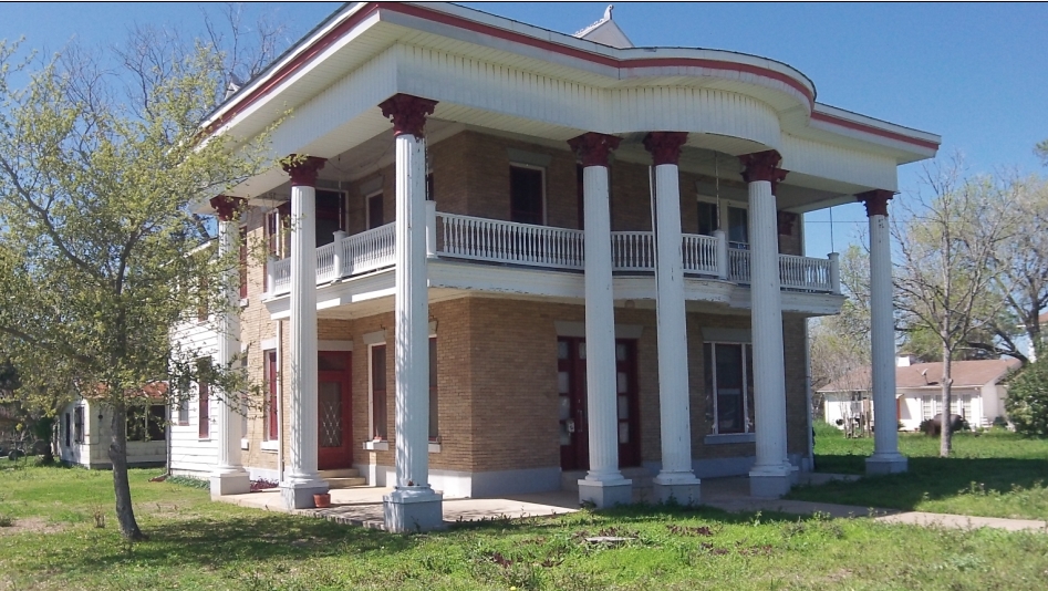 1002 Hopkins St in Yoakum, TX - Foto de edificio