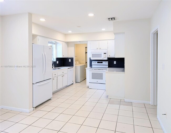 856 Benevento Ave in Coral Gables, FL - Building Photo - Building Photo