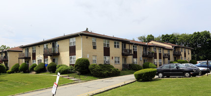 Regency Village in Monsey, NY - Foto de edificio - Building Photo