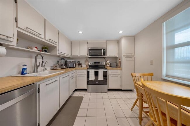 3960 Oaks Clubhouse Dr in Pompano Beach, FL - Building Photo - Building Photo