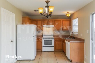 6911 Autumn View in Converse, TX - Foto de edificio - Building Photo