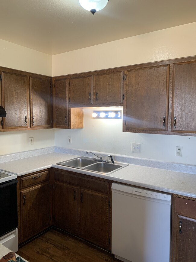 1357 N 17th St in Laramie, WY - Foto de edificio - Building Photo