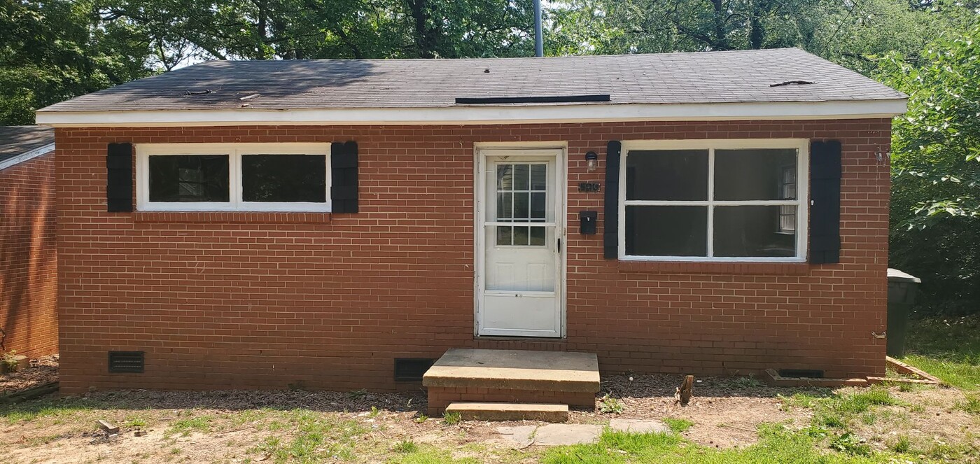 1819 Grove St in Greensboro, NC - Building Photo