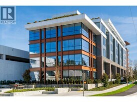 423 6th St in West Vancouver, BC - Building Photo