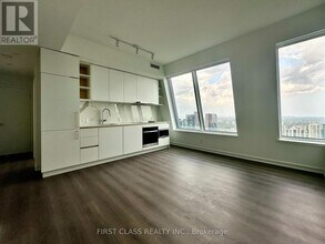 8 Wellesley St W in Toronto, ON - Building Photo - Building Photo