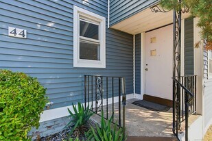 44 E Cedar St in Newington, CT - Building Photo