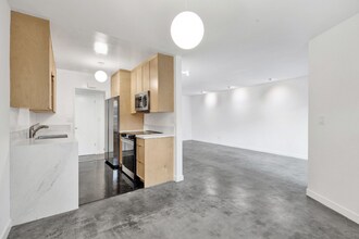 7767 Hollywood Blvd, Unit 106 in Los Angeles, CA - Foto de edificio - Building Photo