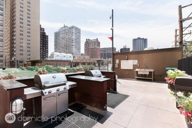 655 Irving Park Rd in Chicago, IL - Foto de edificio - Building Photo