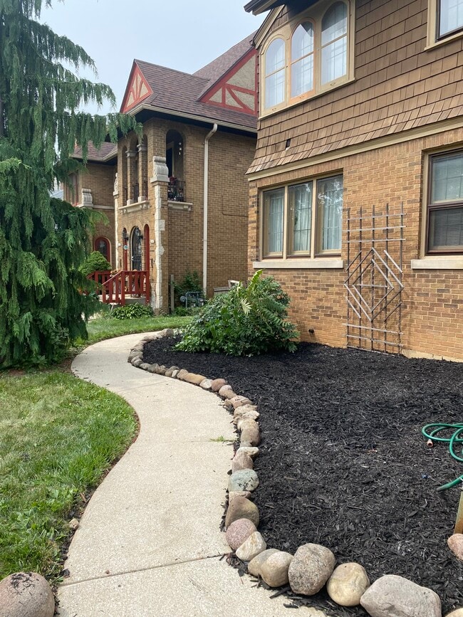 2853 N Sherman Blvd, Unit 2 in Milwaukee, WI - Foto de edificio - Building Photo