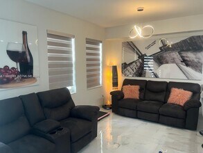 11501 NW 89th St in Doral, FL - Building Photo - Building Photo