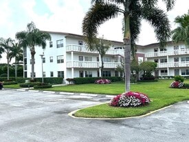 562 Fanshaw N in Boca Raton, FL - Building Photo