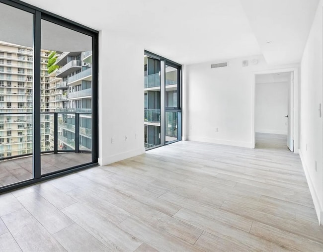 121 NE 34th St, Unit 2315 in Miami, FL - Foto de edificio - Building Photo