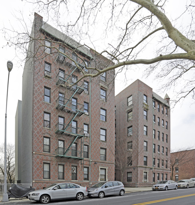 8602 Park Ln S in Woodhaven, NY - Foto de edificio - Building Photo