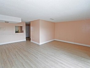 9351 Fontainebleau Blvd in Miami, FL - Building Photo - Building Photo